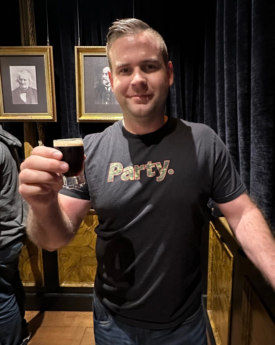 Cheers in a Party. tee